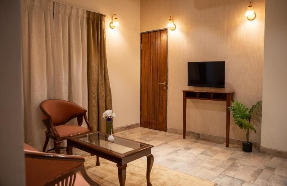 Sapphire One Bedroom Suite with Bathtub | Interior