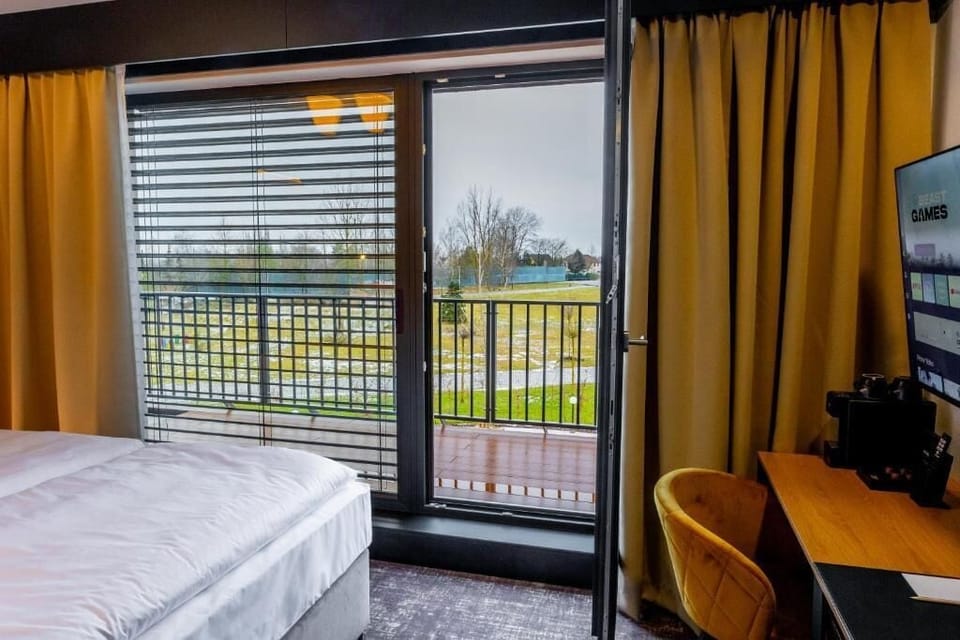 Deluxe Double or Twin Room, Park View | Minibar, in-room safe, desk, laptop workspace