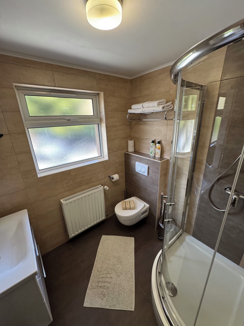 Comfort Double Room, Private Bathroom, Garden View | Bathroom | Shower, free toiletries, hair dryer, towels