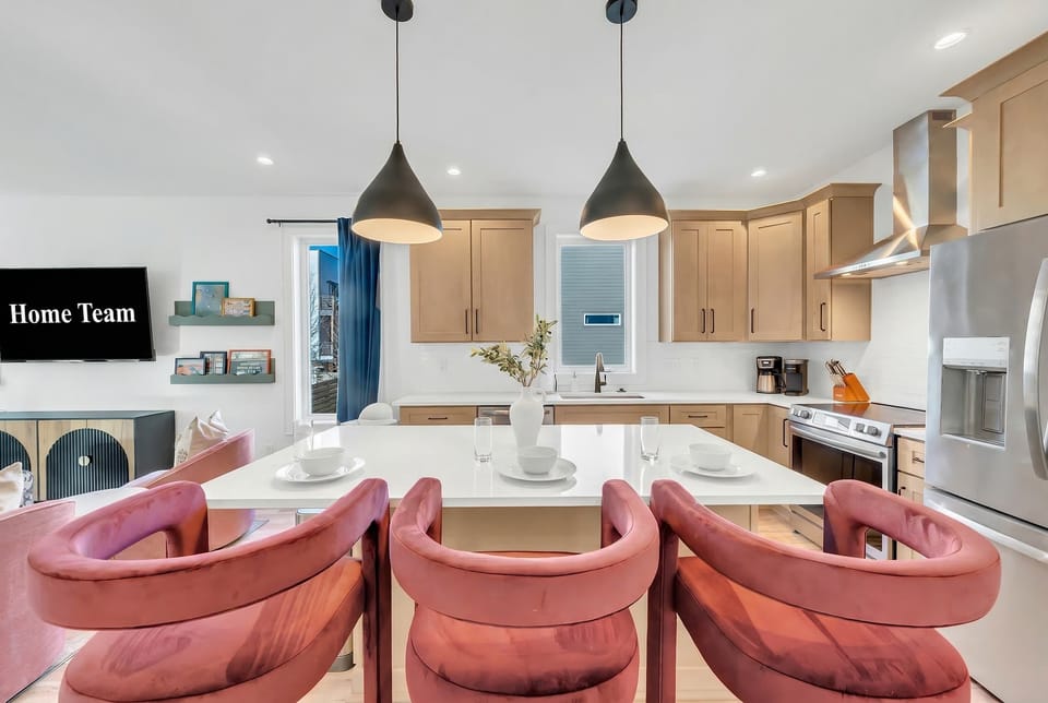 Breakfast, brunch, dinner, or late-night snacks—this dining area makes every bite taste like vacation.