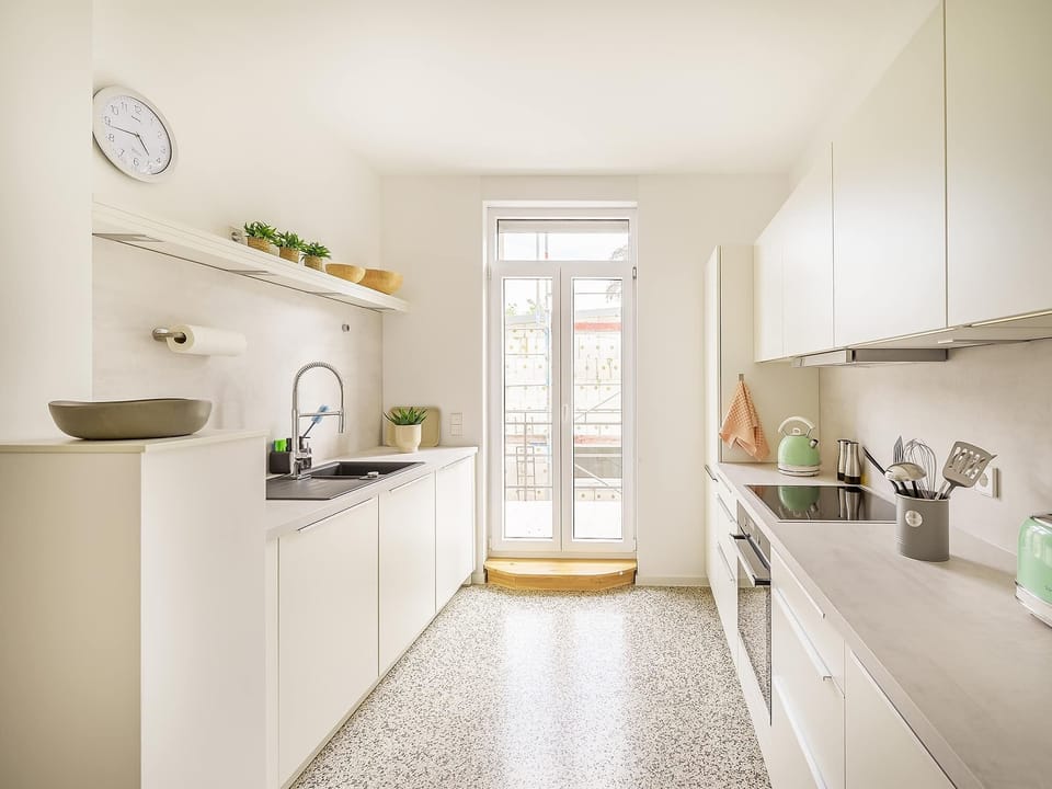 A fully equipped kitchen for everything from quick meals to longer stays.