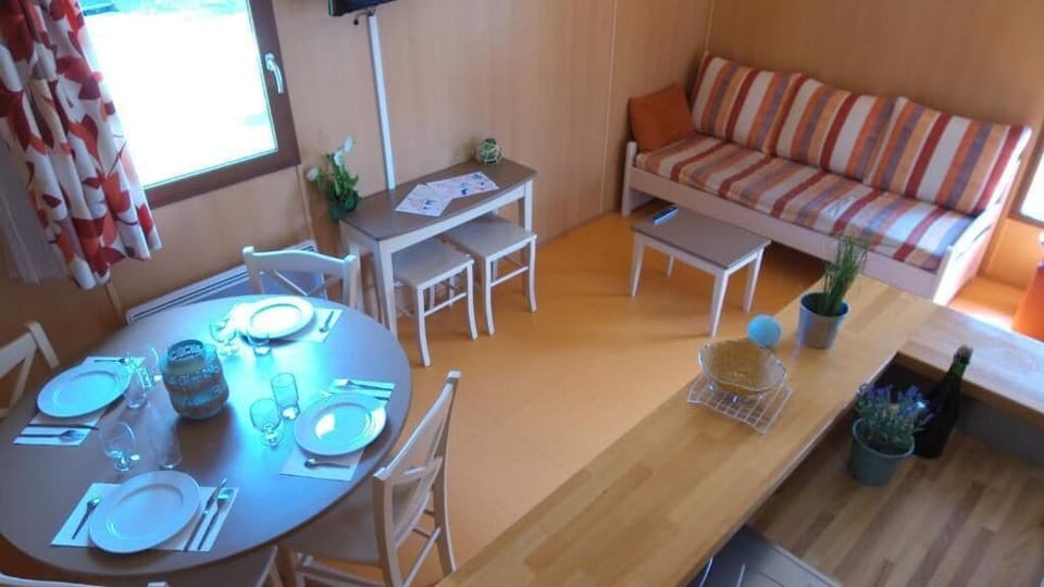 Chalet, 2 Bedrooms | Dining