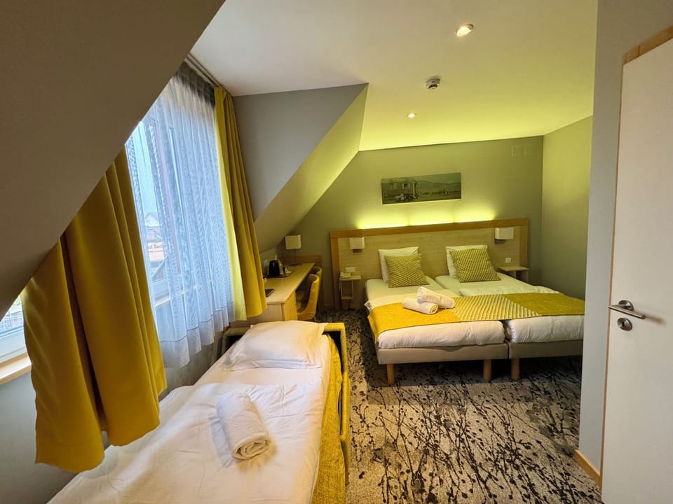 Comfort Triple Room | In-room safe, desk, blackout drapes, WiFi (free)