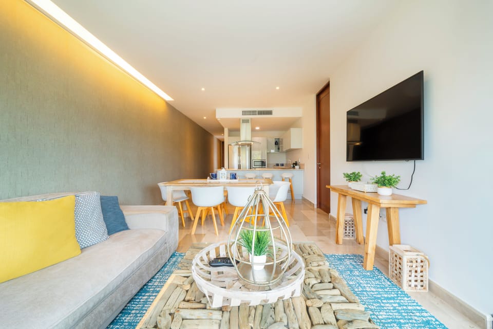 Comfort Condo, Balcony | Living area