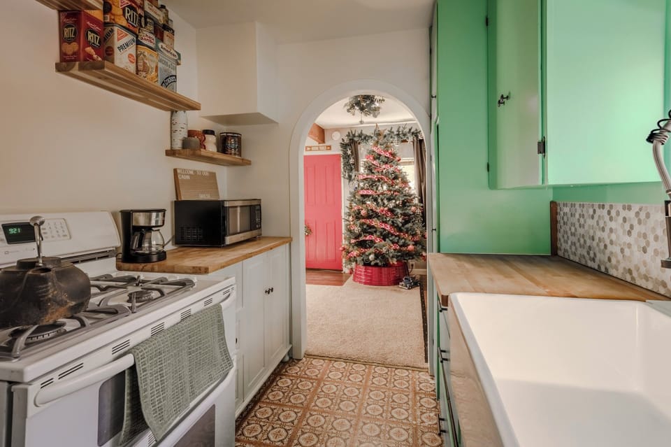 House, Balcony, Garden View | Private kitchen