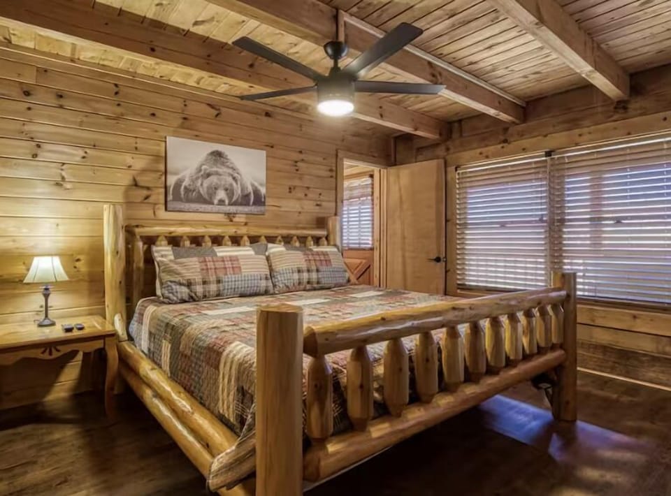 Cabin B: King Master Suite w/ Full bathroom and smart TV