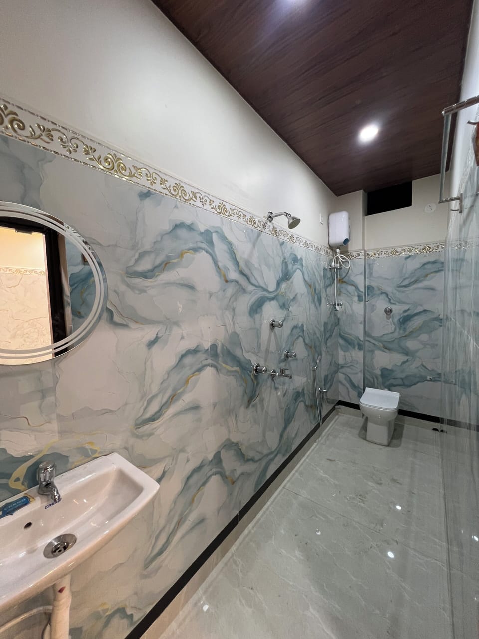 Deluxe Double Room | Bathroom | Shower, free toiletries, towels, soap