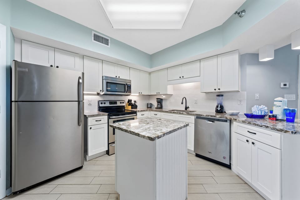 Signature Condo, 3 Bedrooms, Balcony, Beach View | Private kitchen | Fridge, microwave, oven, stovetop