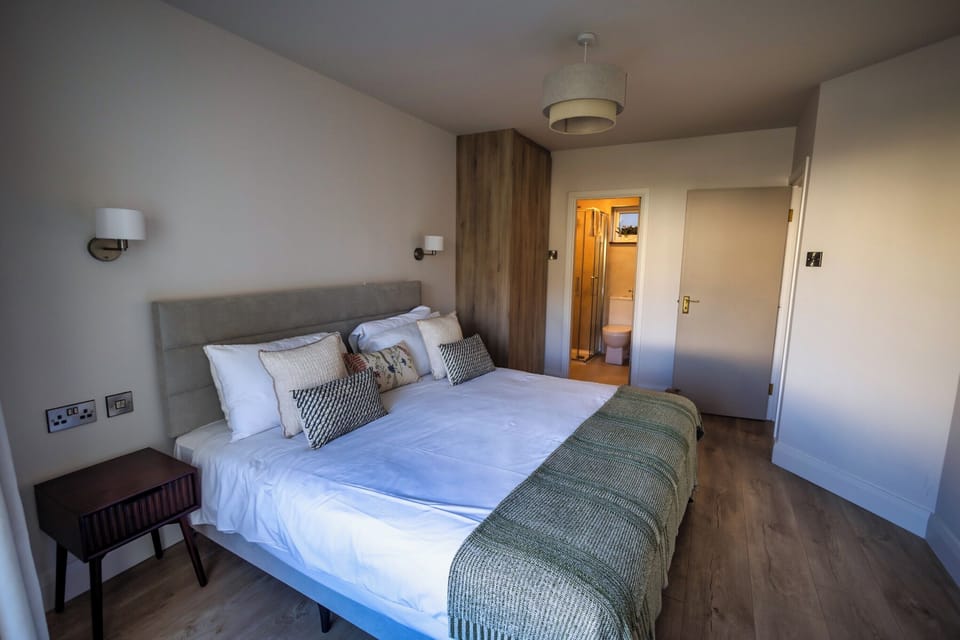 3 bedrooms, iron/ironing board, WiFi (free), bed sheets