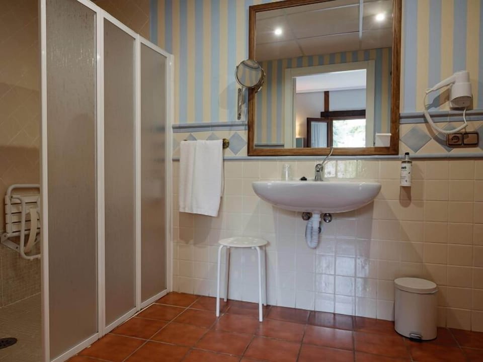 Basic Double Room | Bathroom | Shower, towels