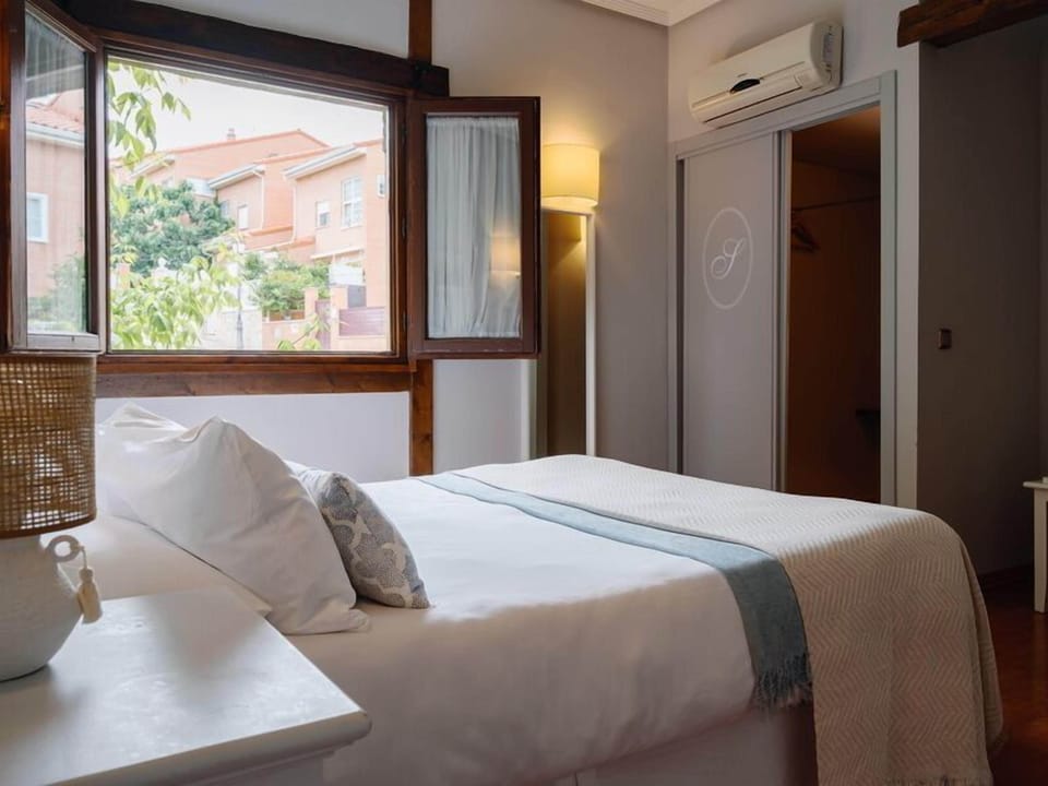Basic Double Room | Free WiFi, bed sheets