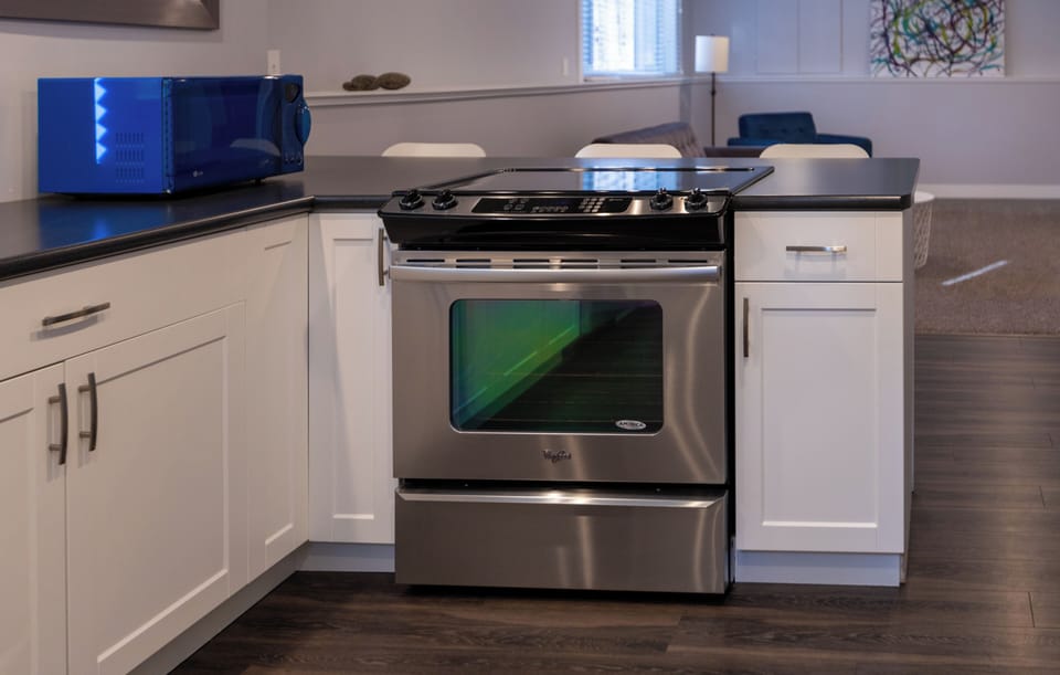 Stoneshire Obsidian 1 Bedroom | Private kitchen | Coffee/tea maker, fridge, microwave, oven