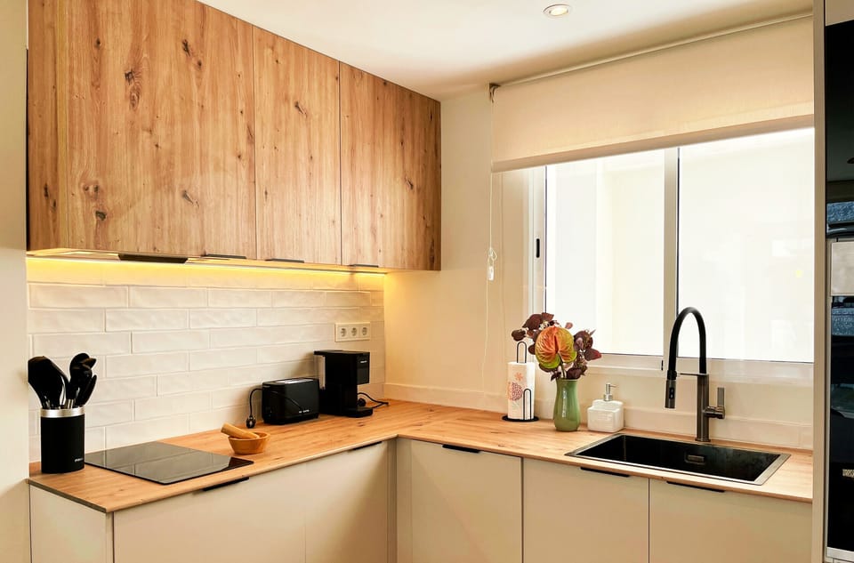 Cocina americana totalmente equipada — todo lo que necesitas para cocinar como en casa.
