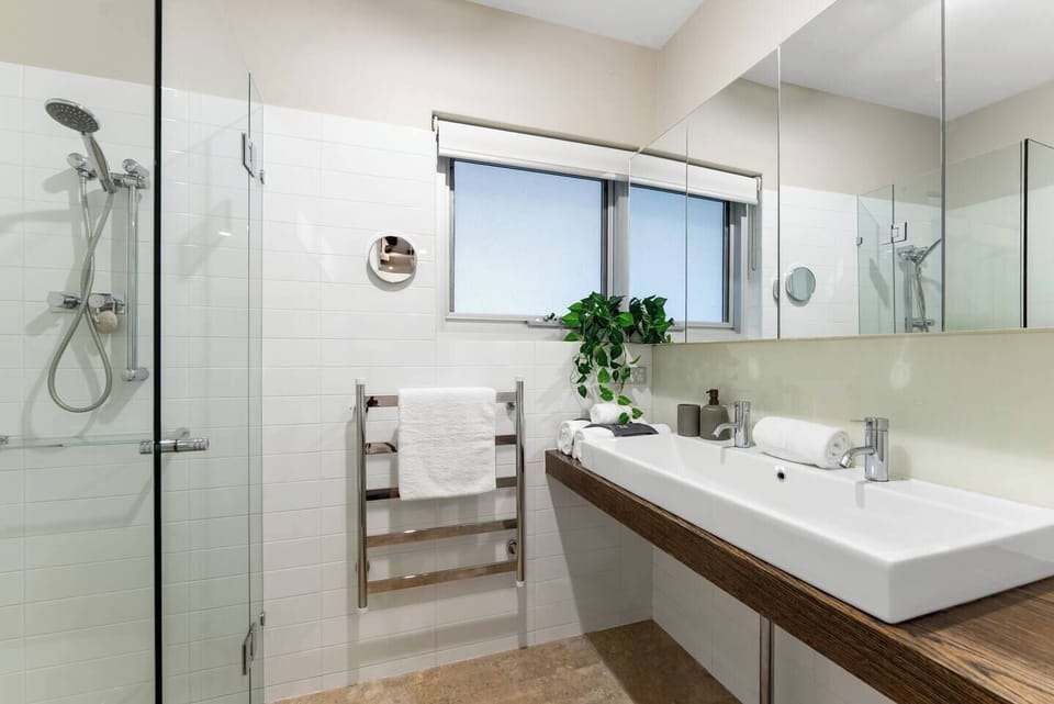 Refresh and reset in the ensuite, designed for easy mornings and slow wind-downs.