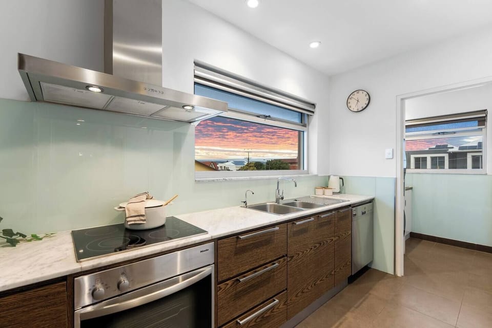 Cook with ease in the open kitchen, where everything is set up for relaxed meals and easy preparation.