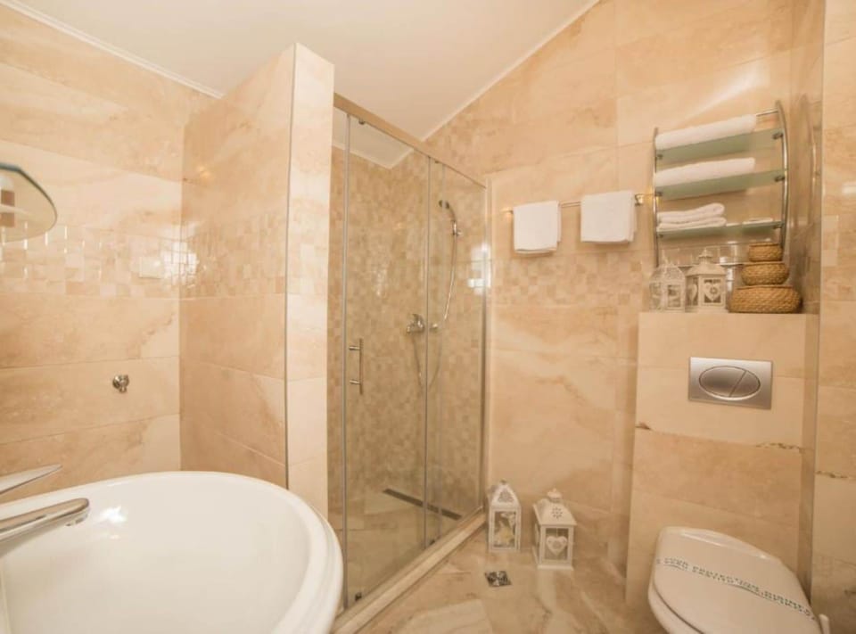 Apartment (One Bedroom Apartment with Balcony an) | Bathroom