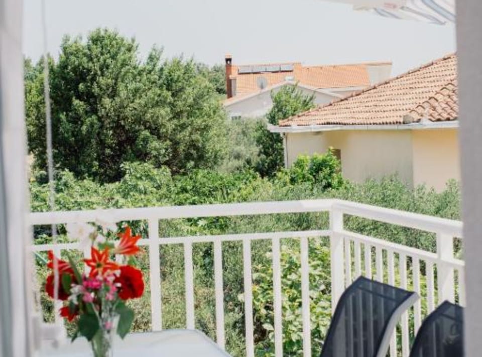 House (Four Bedroom Holiday Home with Terrac) | Terrace/patio