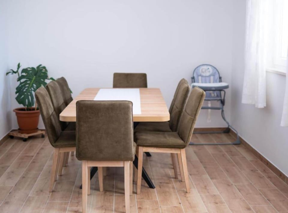 House (Four Bedroom Holiday Home with Terrac) | Living room