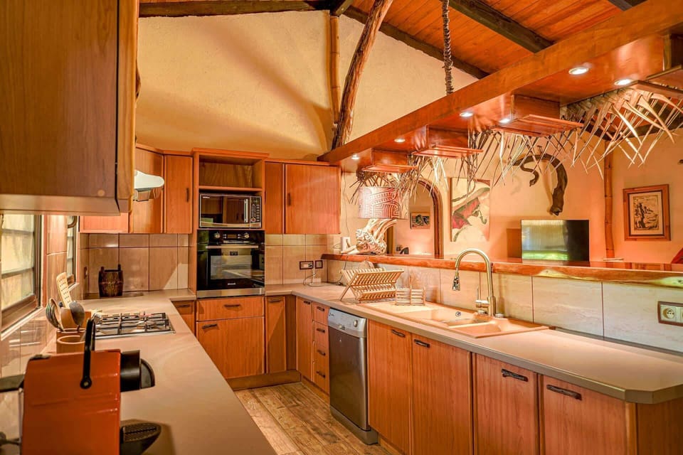 Fully equipped kitchen.