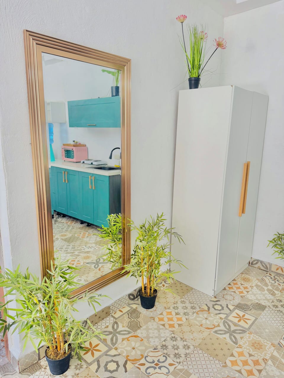 Classic Studio Suite, Patio, Lake View | Interior