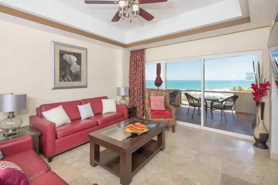 🛋️ Relax in comfort with breathtaking ocean views 🌴