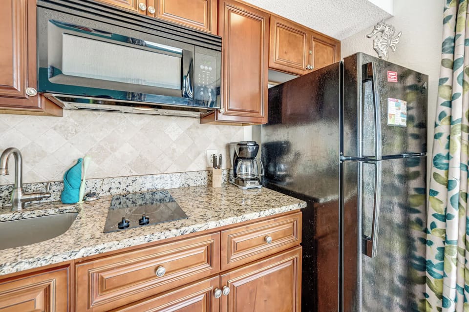 Spacious Kitchen w/ Essentials 🍳
