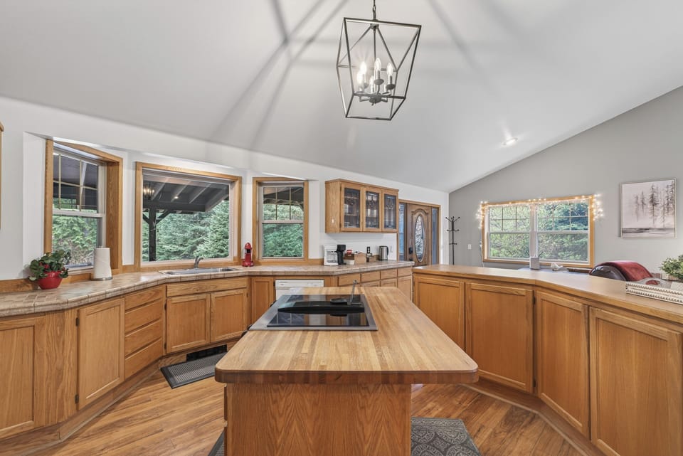 Spacious kitchen island with plenty of prep room for family meals and après-adve