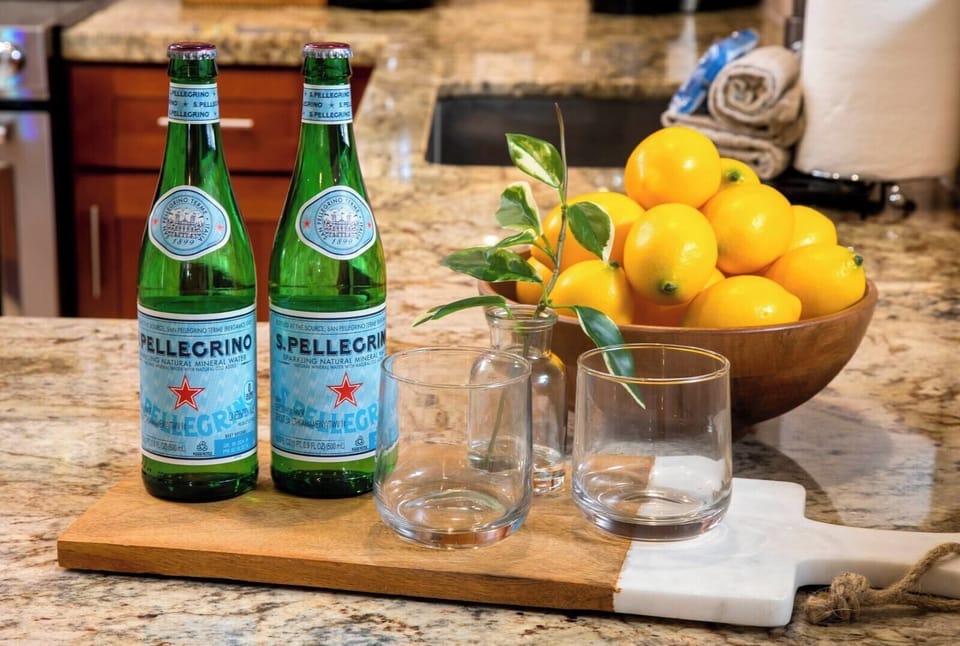 Refreshing welcome with sparkling water, lemons, and elegant glassware setup. KRO-L201