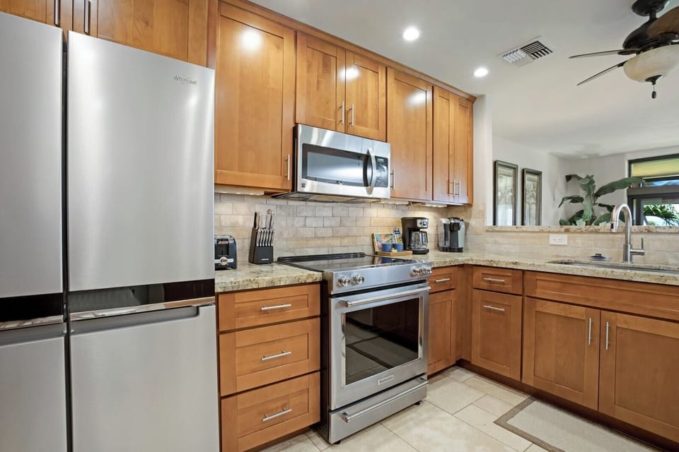     Whip up something special in a space that sparks creativity. KRO-L201