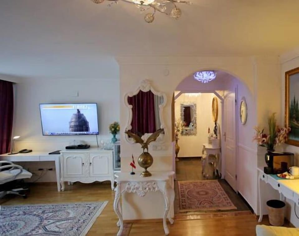Suite | Living area | 55-inch flat-screen TV with satellite channels, TV