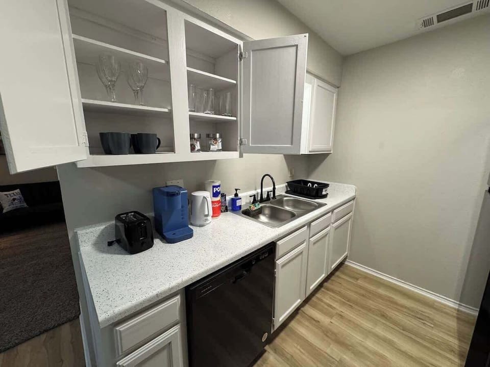 Coffee maker, toaster, cups, all the things a kitchen needs!