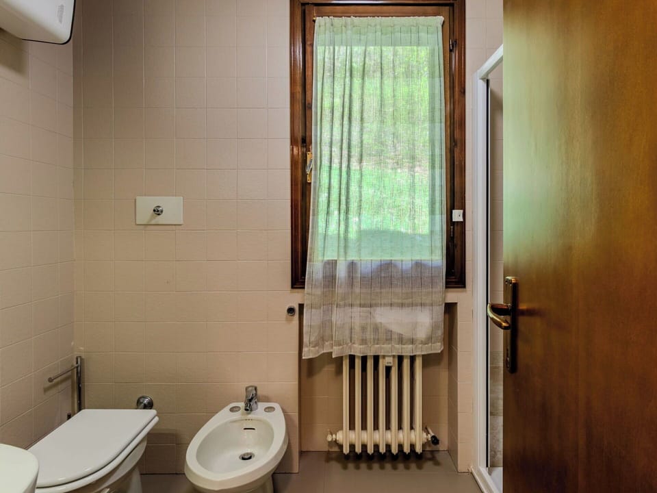 Flooring, Floor, Interior Design, Plumbing Fixture, Room, Door, Plumbing, Apartment, Sink, Tap