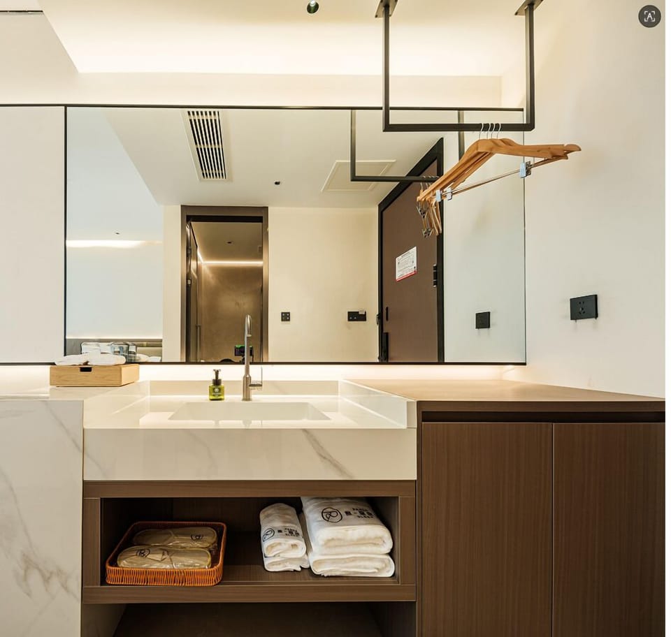 Senior Room, Courtyard View | Bathroom | Free toiletries, hair dryer, towels, soap