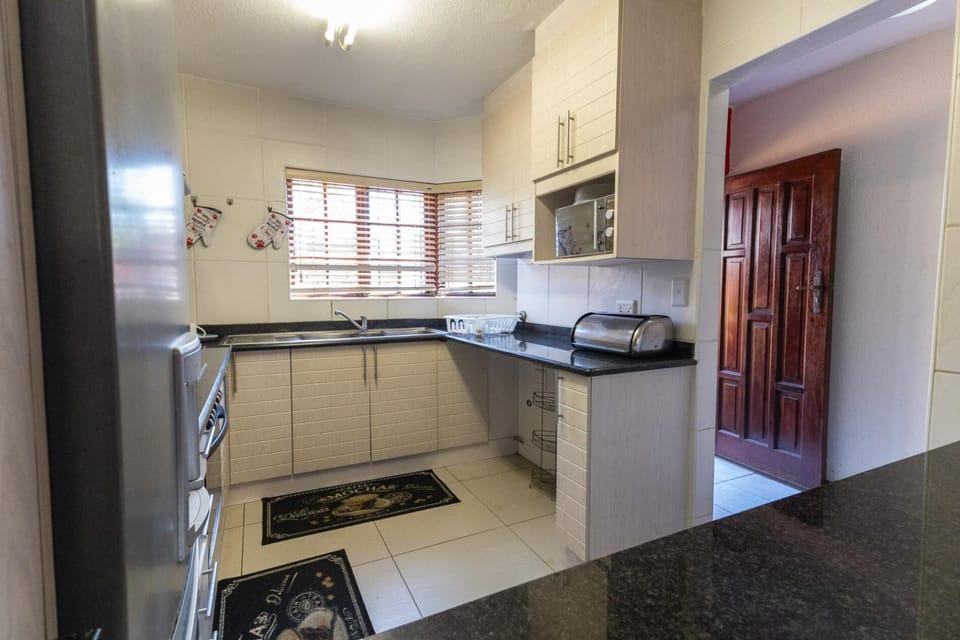 Shelly de La Mer - 3 Bed APT2 (5635)