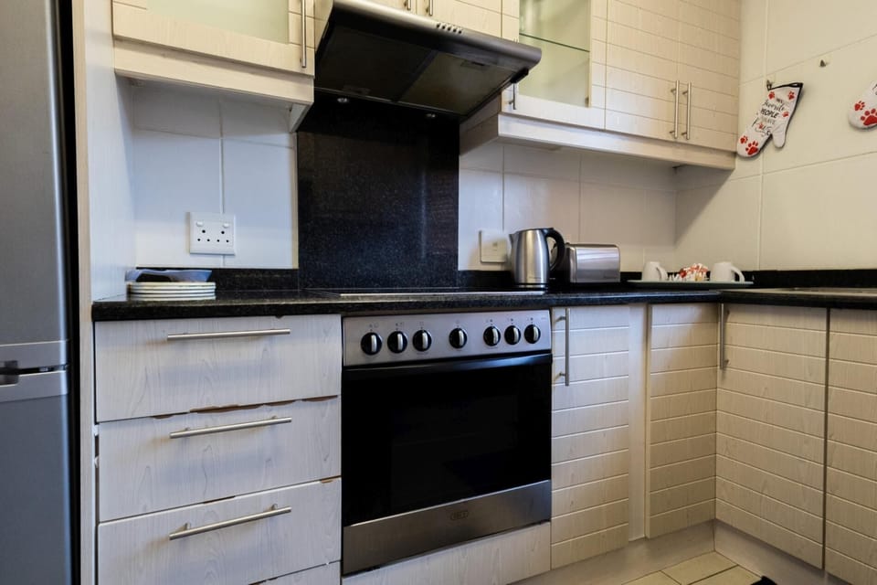 Shelly de La Mer - 3 Bed APT2 (5661)