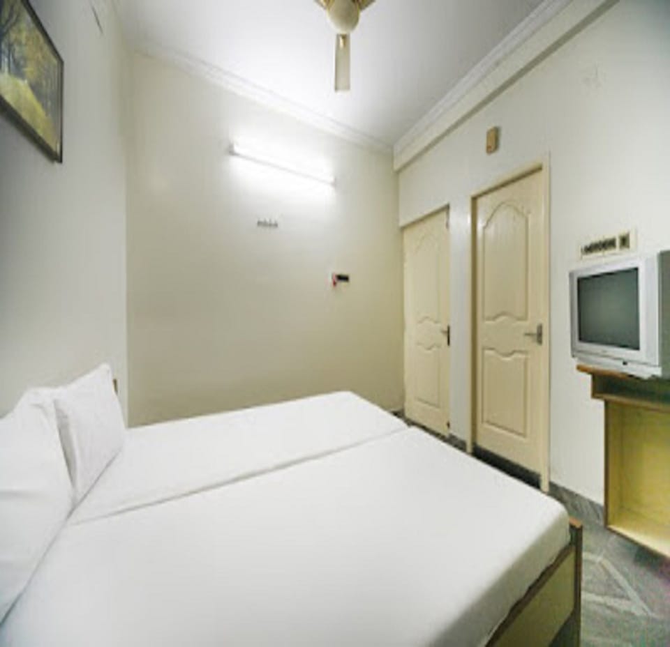 Deluxe Room | Desk, free WiFi