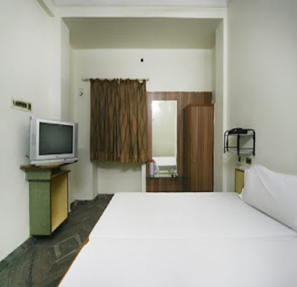 Deluxe Room | Desk, free WiFi