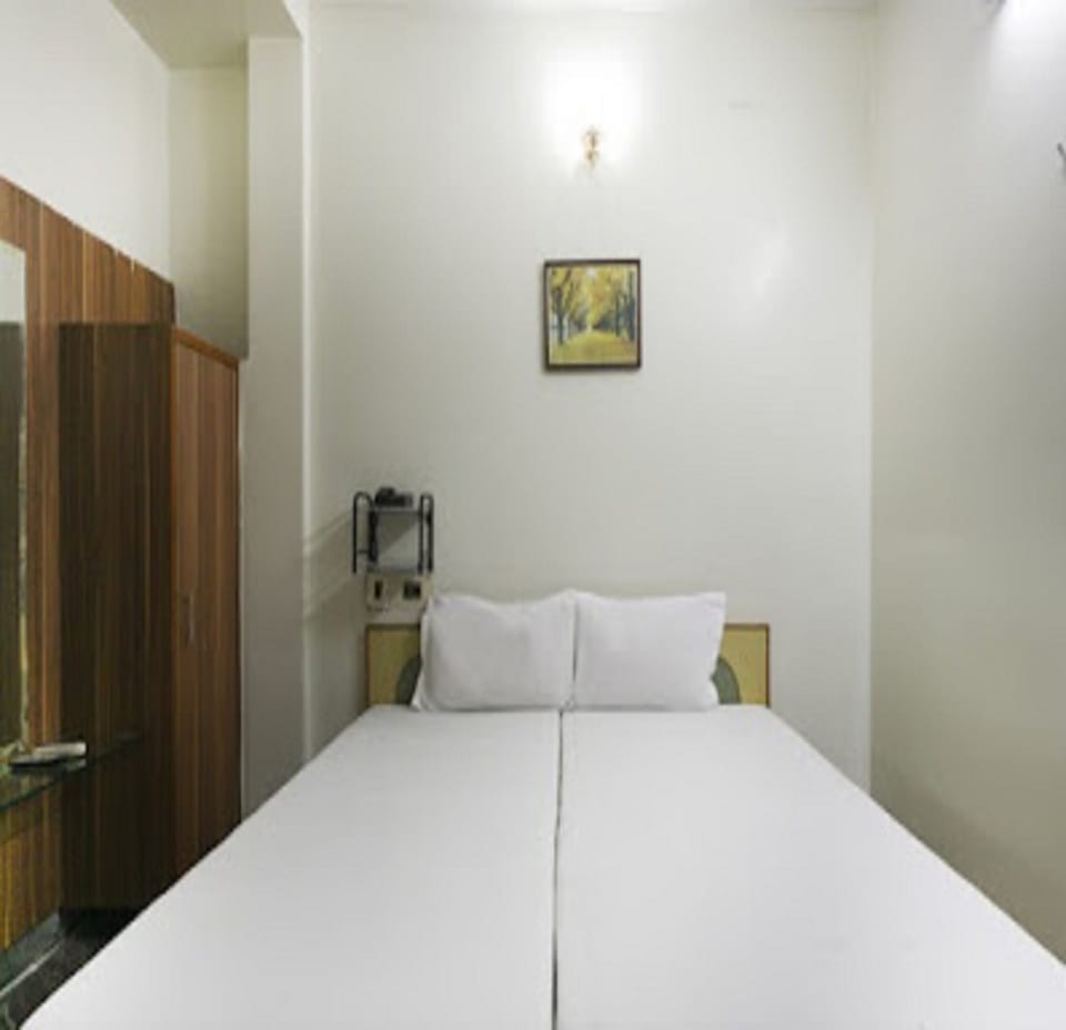 Deluxe Room | Desk, free WiFi