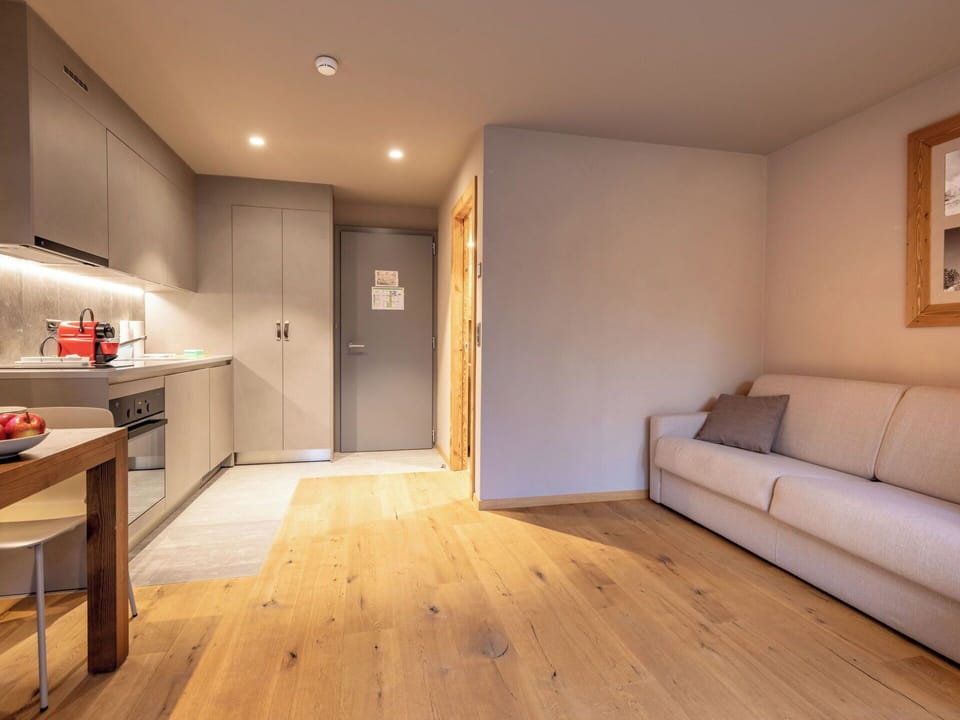 Flooring, Interior Design, Floor, Wall, Furniture, Wood, Wood Flooring, Ceiling, Room, Lighting
