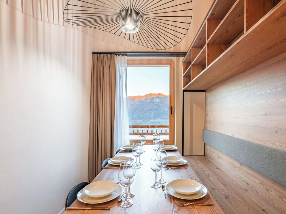 Wood, Interior Design, Ceiling, Wood Stain, Hardwood, Plank, Wood Flooring, Plywood, Varnish, Kitchen & Dining Room Table