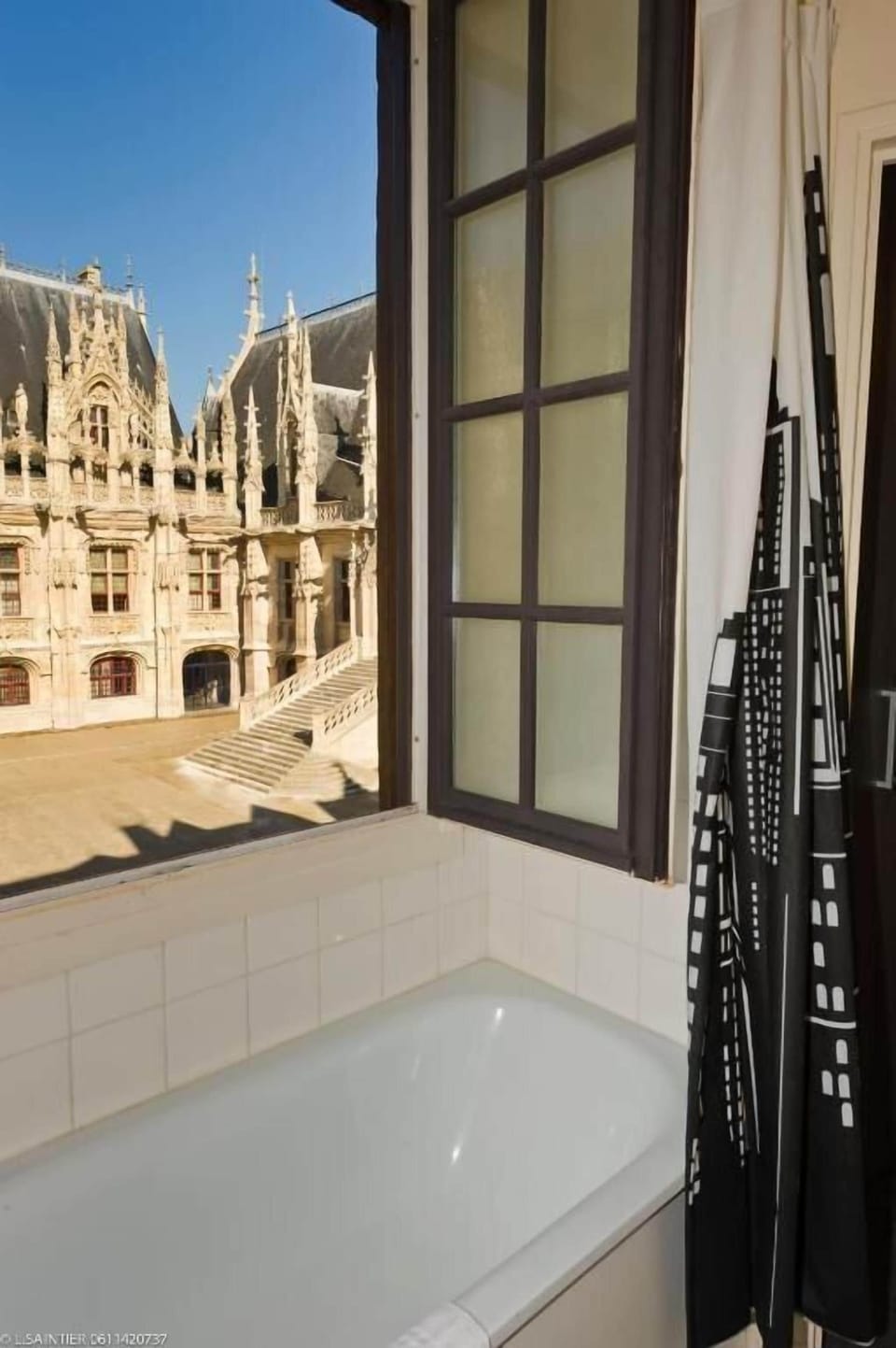 Family Triple Room, City View | Bathroom