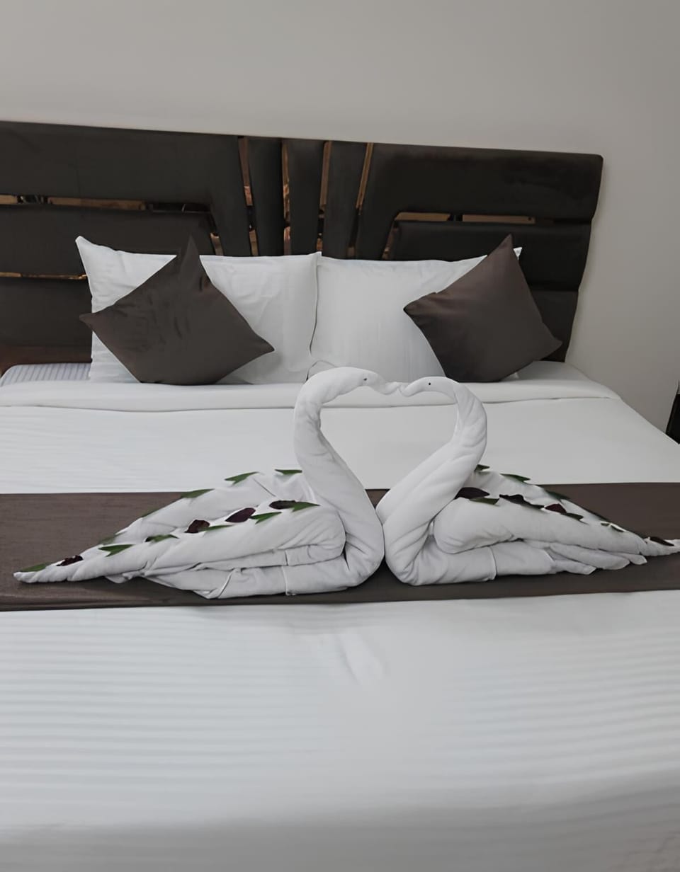 Deluxe Studio Suite, Mountain View | Memory foam beds, desk, laptop workspace, rollaway beds (free)