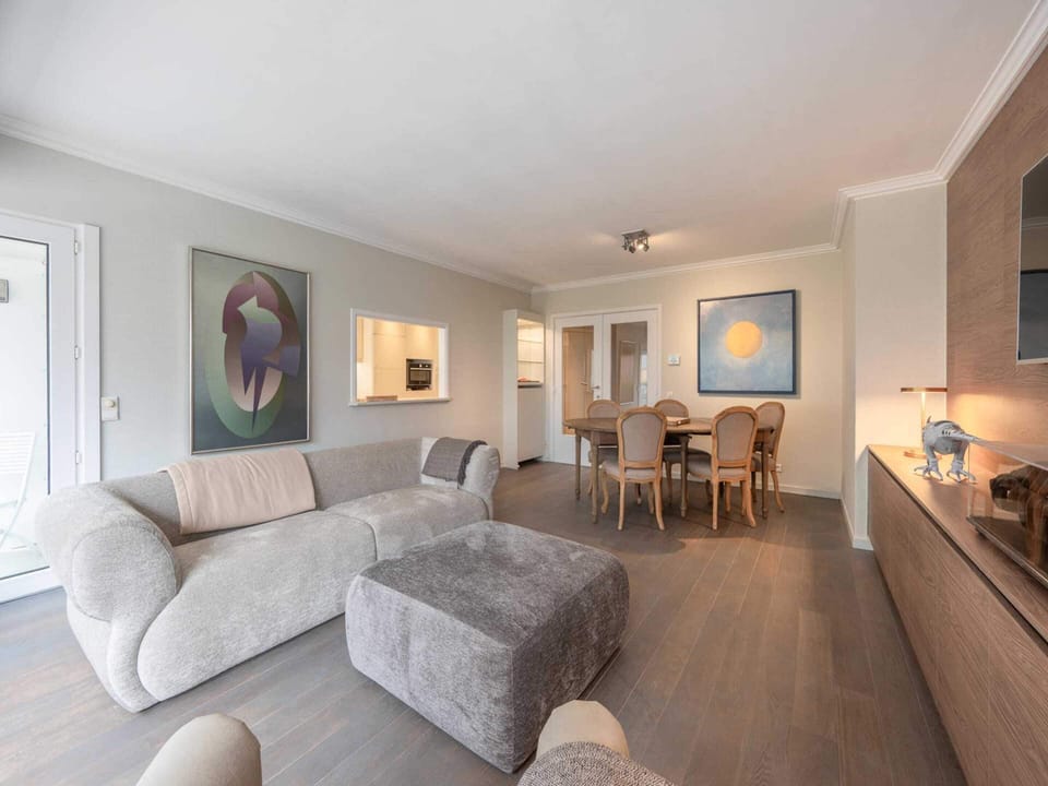 Classic Apartment, 3 Bedrooms | Living room