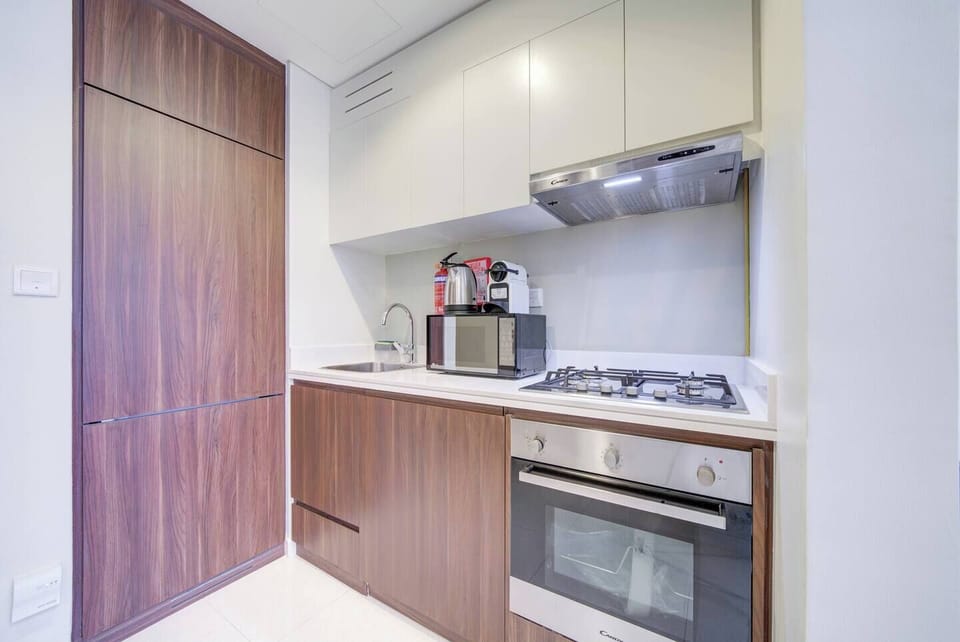 Kitchen - Microwave, Hot Water Kettle, Nespresso, Stove