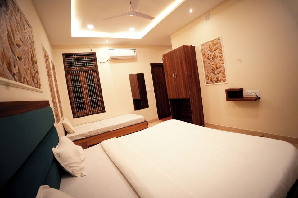 Luxury Triple Room | Laptop workspace, free WiFi