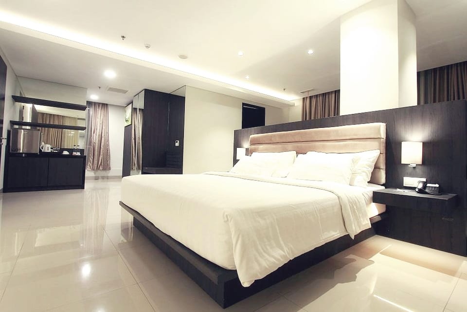 Grandia Suite | Premium bedding, in-room safe, desk, blackout drapes
