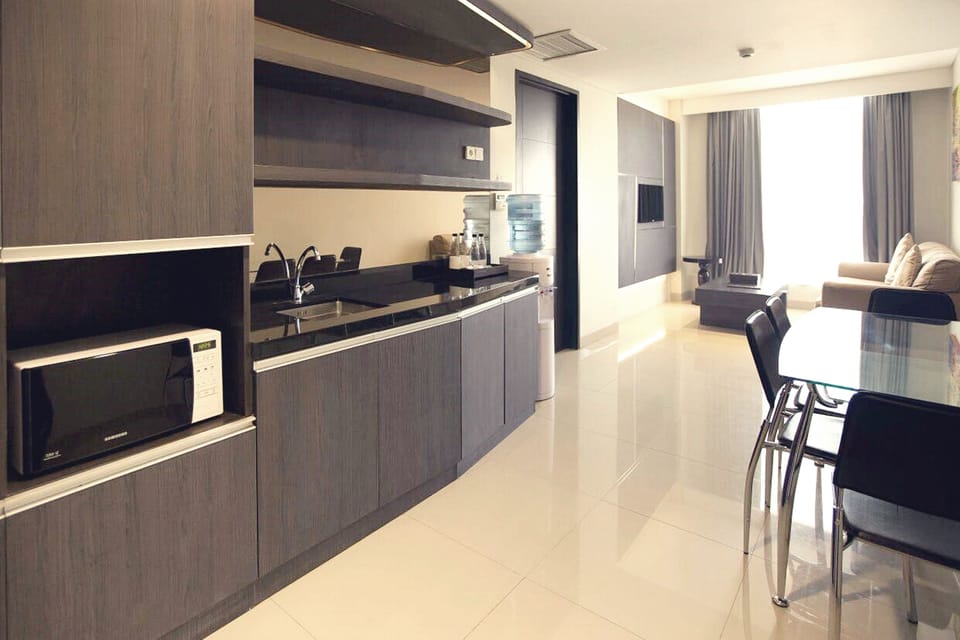 Suite | Private kitchen | Fridge, coffee/tea maker, electric kettle