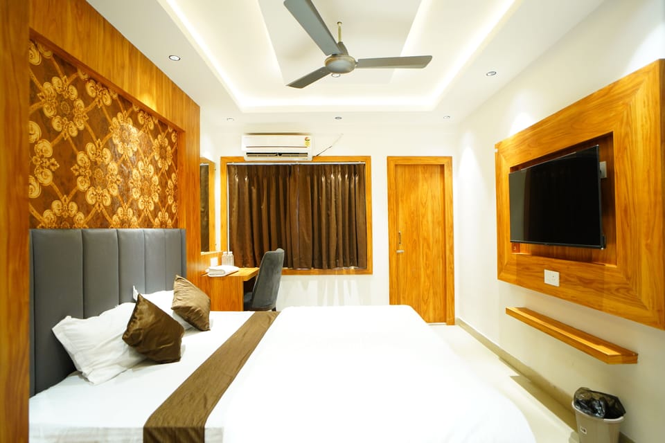 Deluxe Room, Balcony, City View | In-room safe, soundproofing, iron/ironing board, free WiFi