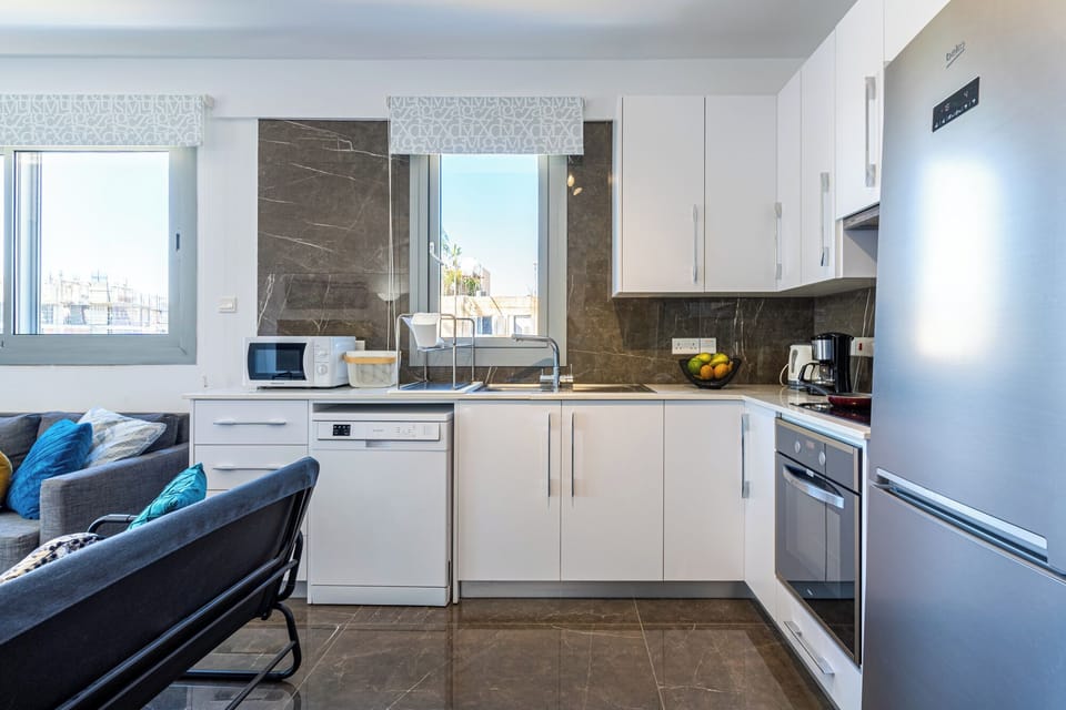 Apartment, 1 Bedroom, Kitchen, City View | Private kitchen | Coffee/tea maker, full-size fridge, microwave, oven
