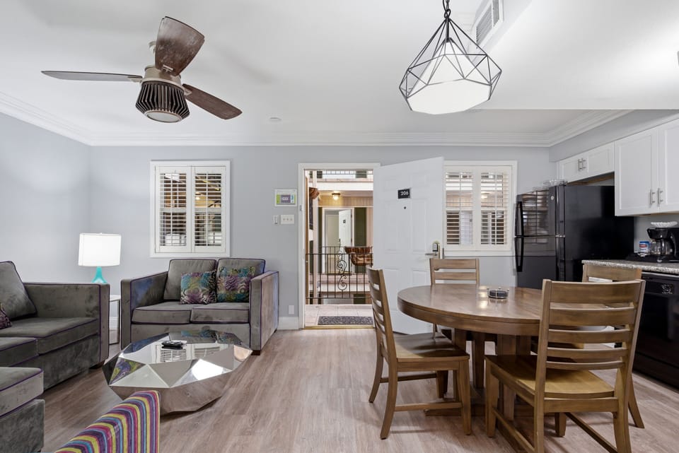 Bright open-plan living & dining space w/ room for the whole group
